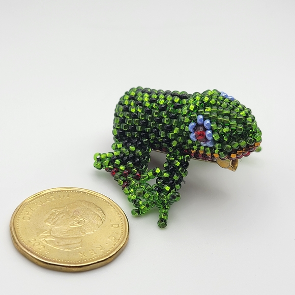 CUTE Vintage Beaded Frog Brooch in C-clasp - Picture 6 of 14